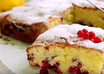 Рецепт: Пирог из слоеного теста с ягодами замороженными