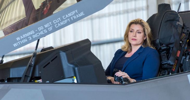 Министр обороны Великобритании сфотографировалась в кабине истребителя F-35 на Кипре (10 фото) | Европа Кипр