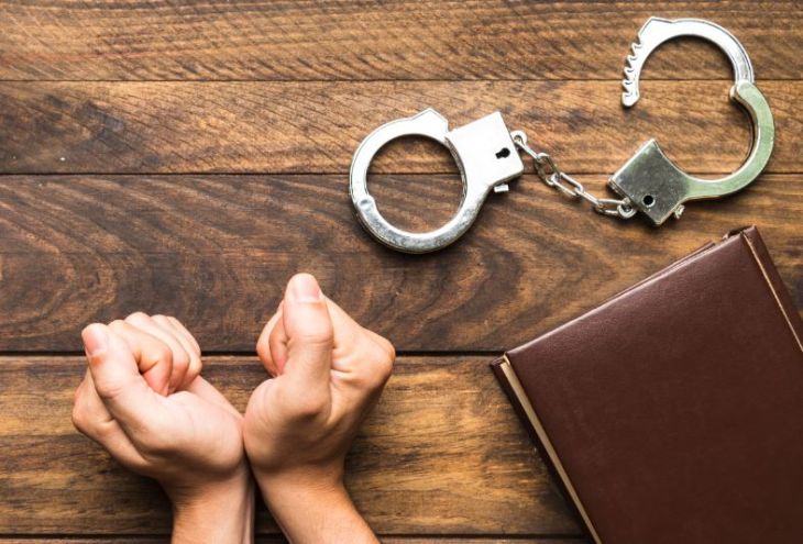 Прилетевшая в Ларнаку женщина ударила офицера полиции по лицу | Европа Кипр